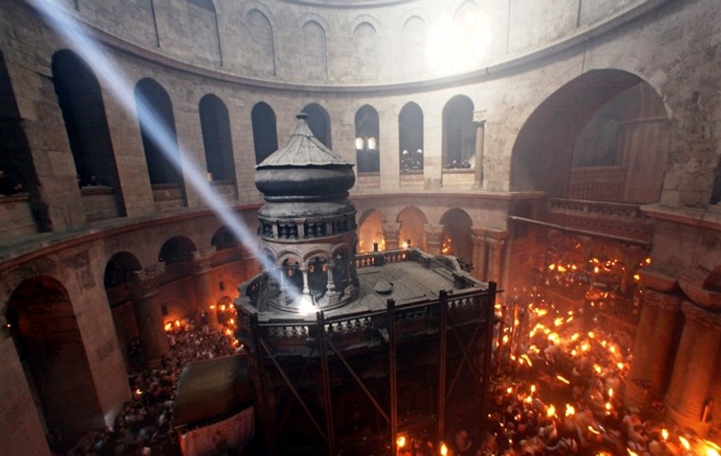 Focul Sfânt de la Ierusalim, MINUNEA care se întâmplă în FIECARE AN în Biserica Ortodoxă