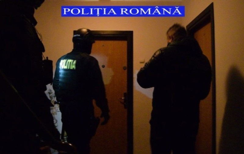Percheziţii la persoane din Prahova bănuite de înşelăciune. Falsificau monede străine și apoi le puneau în circulație
