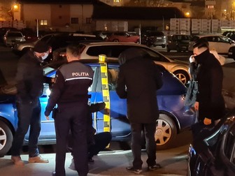 Mașina în care polițistul local și-a lovit prima oară soția, cu cuțitul. Foto: Bihoreanul