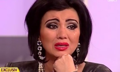 Un cerșetor și-a făcut culcuș în fața ușii Adrianei Bahmuțeanu.