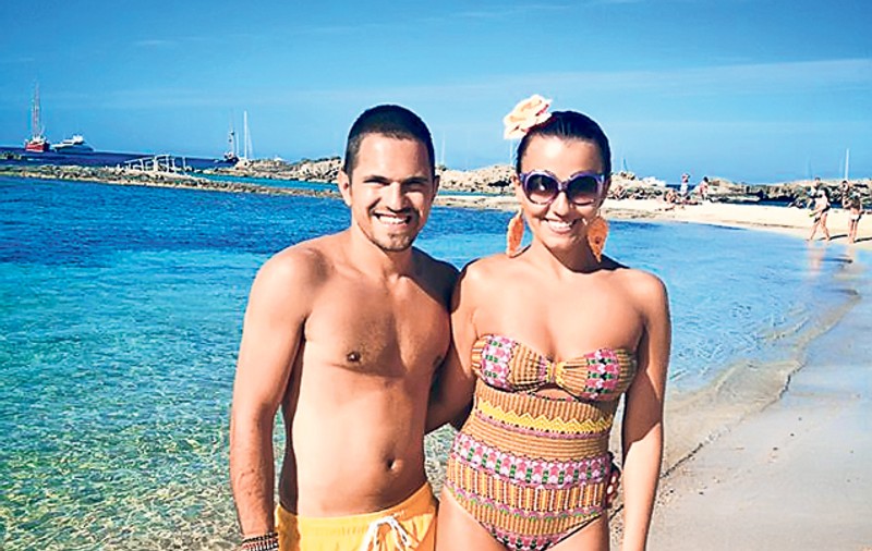 Distracţie la Ibiza! Corneluş Dinu şi soţia lui au petrecut prima vacanţă în doi de când au devenit părinţi
