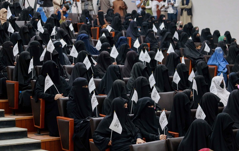 Noi reguli pentru studentele afgane, sub controlul talibanilor: Separate de colegii băieți și obligate să poarte hijab
