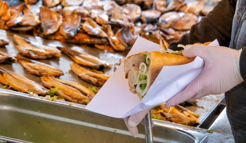 Tradiționalul Balik Ekmek, un sandviș cu macrou la grătar, vândut de obicei în cartierul Eminönü, Istanbul. Foto: Shutterstock