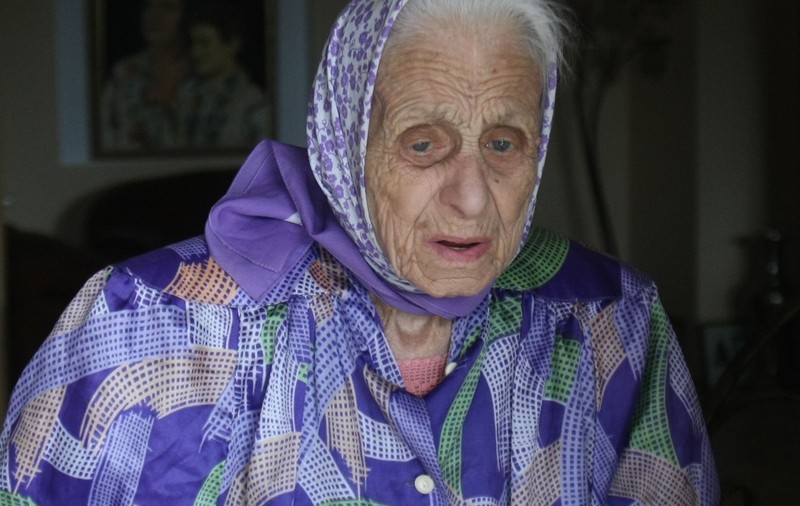 MAMA LUI ION DOLĂNESCU, în vârstă de 102 ani, BOLNAVĂ şi IMOBILIZATĂ LA PAT