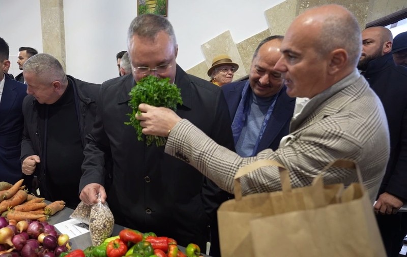 Nicolae Ciucă, Rareş Bogdan şi Lucian Bode, baie de mulțime în noua piaţă din Şimleu Silvaniei. „Ia uitaţi ce miros are! Pătrunjel adevărat!”