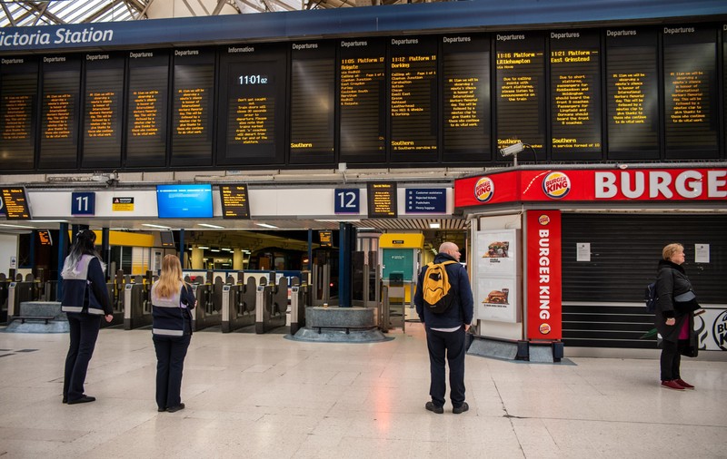 O femeie care lucra la o gară din Londra a murit de COVID-19 la câteva zile după ce a fost scuipată de un bărbat infectat