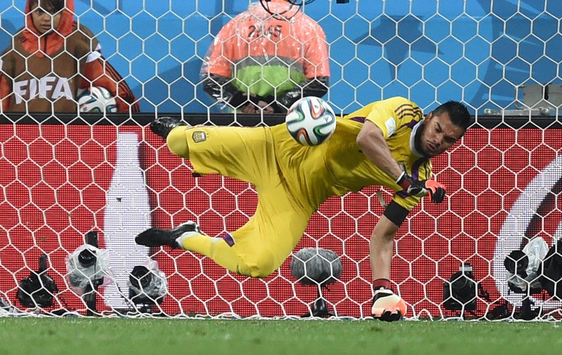 VIDEO / Secretul lui Romero se află în pantaloni! Ce a făcut portarul Argentinei înainte de penalty-uri