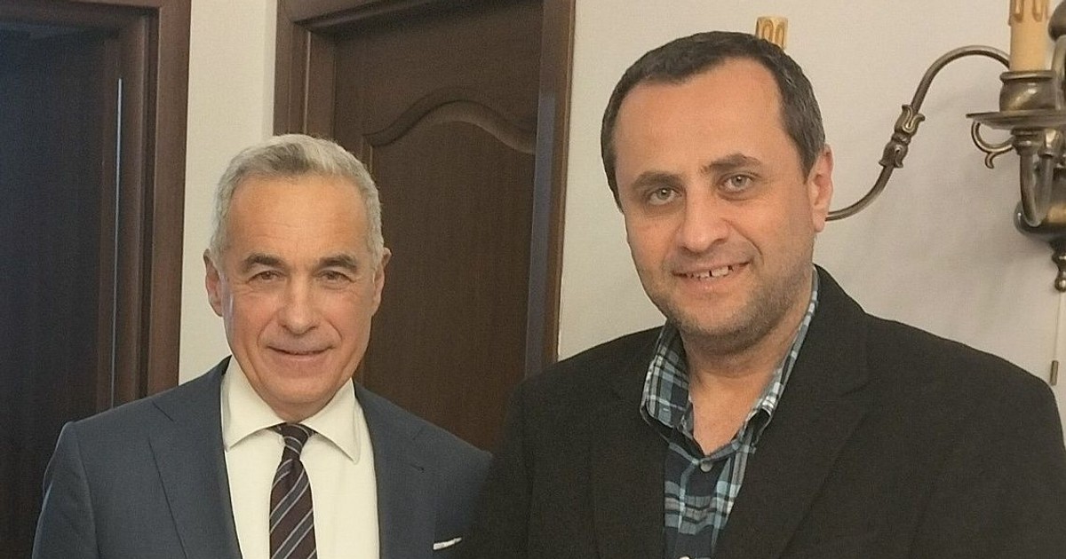 Daniel Florea stă lângă Călin Georgescu