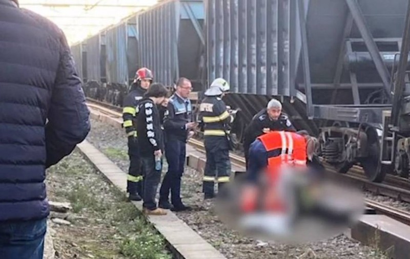 Copil de 14 ani, cu arsuri grave la spital, după ce s-a urcat pe un tren din Gara Focşani să facă poze și s-a curentat