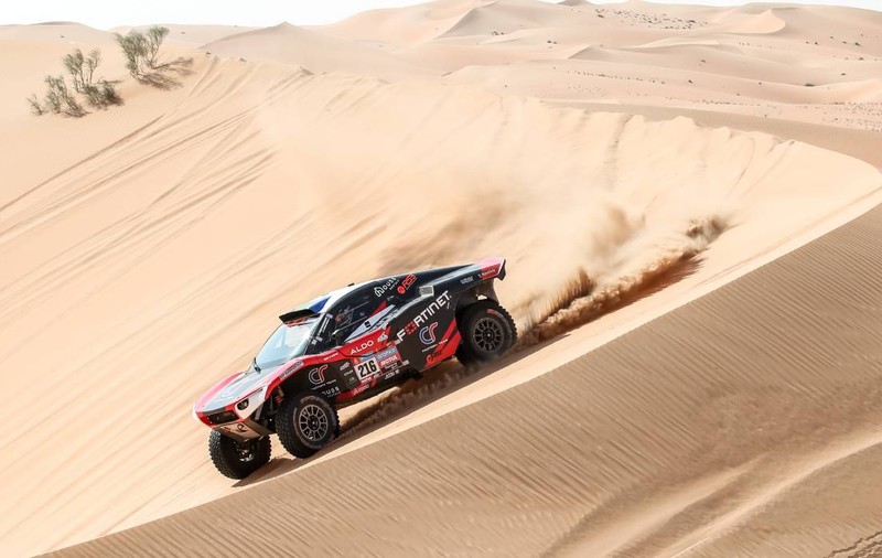 Bucăți dintr-un Audi RSQ e-tron câștigător la Dakar, descoperite la gunoi