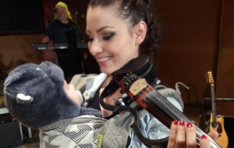EXCLUSIV/ Lavinia Săteanu, violonista legendarei formații Phoenix, vine la repetiții cu băiețelul său de doar 7 luni!