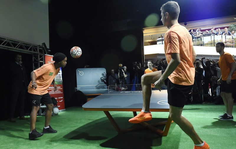Ronaldinho se pregătește pentru o medalie olimpică la Teqball, un sport între fotbal și tenis de masă / VIDEO