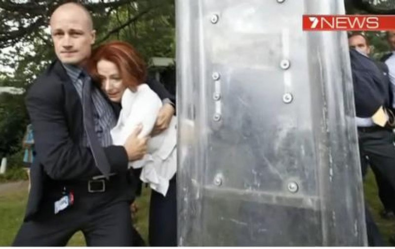 Halucinant! Primul-ministru al Australiei, cât pe-aici să ia bătaie! Și-a pierdut pantofii fungind de mulțimea furioasă | VIDEO