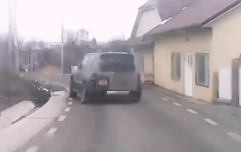Urmărire ca în filme, în Suceava. O mașină a fost oprită cu focuri de armă, de polițiști: „Toată nebunia, pentru lipsa RCA și ITP”