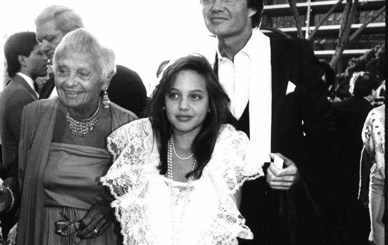 Incredibilele schimbări ale unei dive! Angelina Jolie pe covorul roşu de la Oscar, din 1986 şi până acum| FOTO&VIDEO