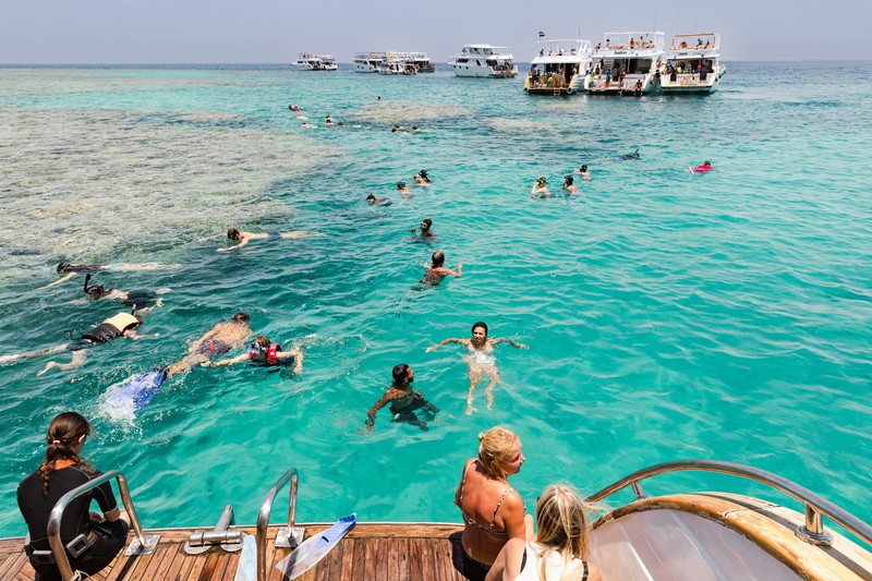 Foarte mulți turiști înoată în Marea Roșie