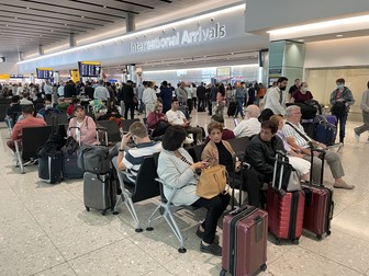 Pasagerii au așteptat azi ore întregi doar pentru a face check-in-ul, la terminalul 2 de pe Aeroportul Heathrow | Foto: Profimedia