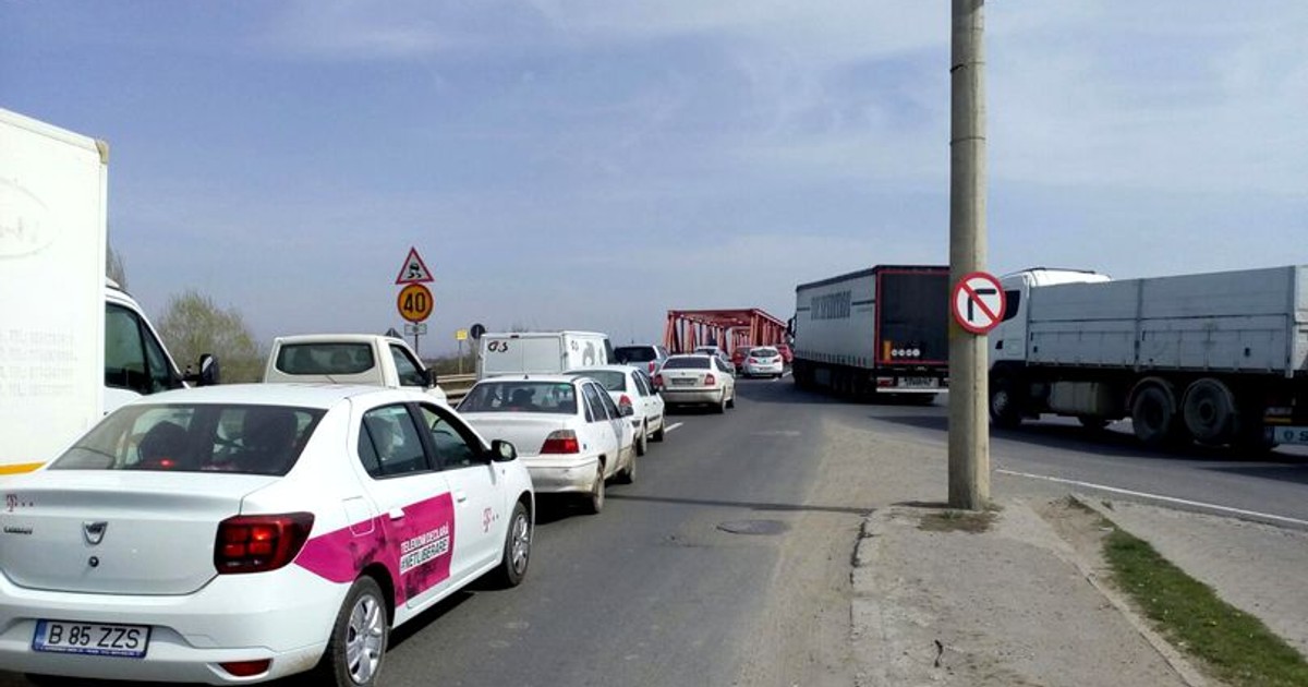 Podul de la Mărăcineni a fost închis pentru reparații capitale. În zonă s-au format cozi de mașini