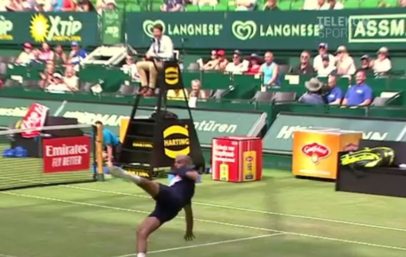 VIDEO/ Francezii Jo Wilfried Tsonga şi Benoit Paire au făcut spectacol la Halle: au jucat fotbal cu mingea de tenis!