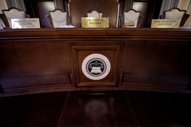CCR ar urma să se pronunțe pe tema impozitării pensiilor speciale. Foto: HEPTA