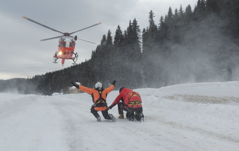 Un turist muşcat de viperă în Piatra Craiului, acoperită de zăpadă, salvat cu ajutorul unui ciclist aflat la antrenament