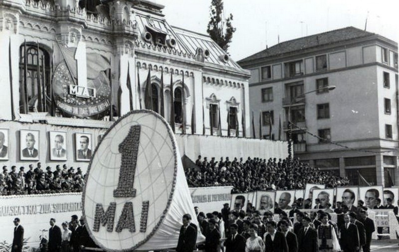 FOTO / România socialistă sărbătorea cu fast Ziua Muncii. „Închinam ode conducătorului iubit și mâncam crenvurști la colțul străzii”