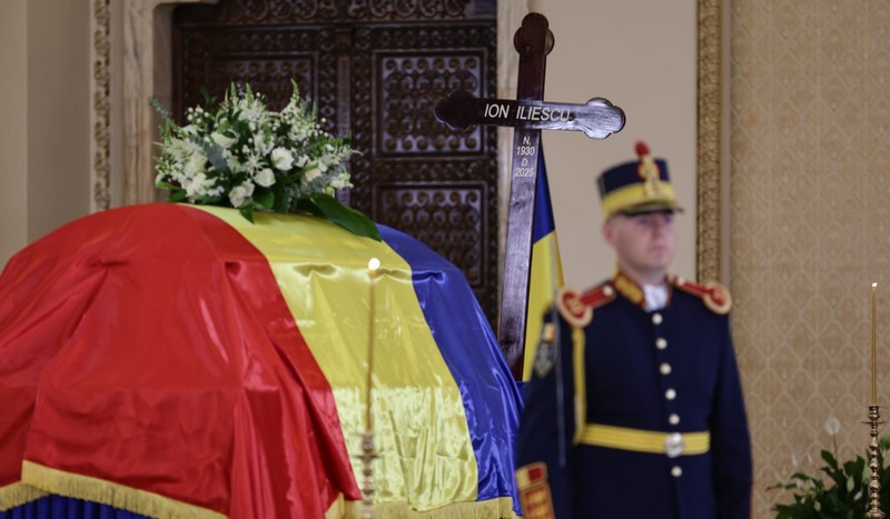 Un detaliu de pe crucea lui Ion Iliescu a atras atenția. Foto: Vlad Chirea/Libertatea