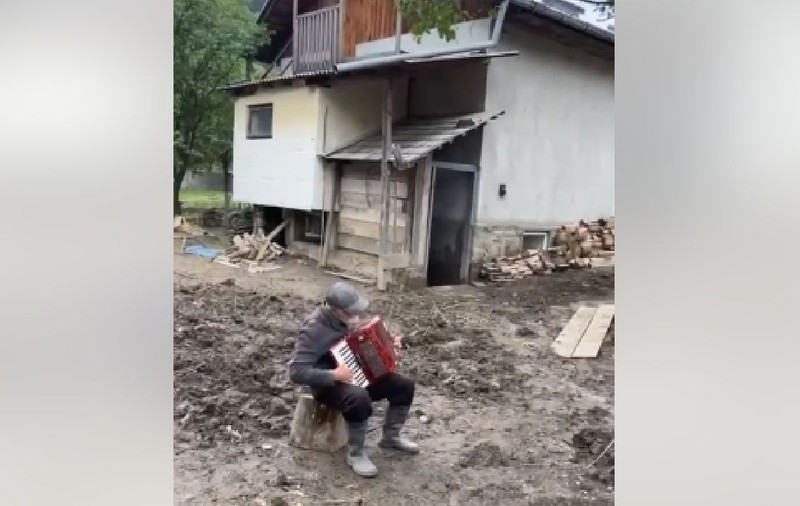 Cu casa distrusă de inundații, nea Vasilică din Broșteni le-a cântat salvatorilor la acordeon | VIDEO