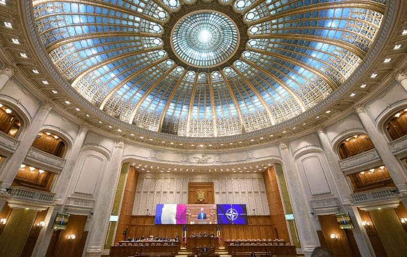 Senatul României a cheltuit 250.000 de euro pe eșarfe, stilouri, serviete din piele și alte obiecte scumpe