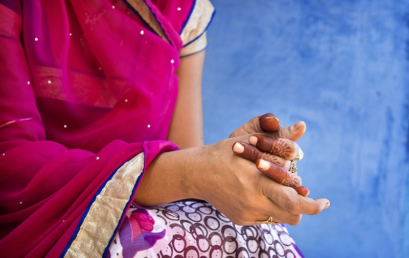 Tânără însărcinată, violată de cinci bărbați în India. Iubitul femeii s-a sinucis