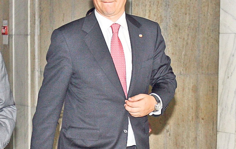 Lecții de stil de la Bote | Ponta și Iohannis, atenție cum vă îmbrăcați la vot!