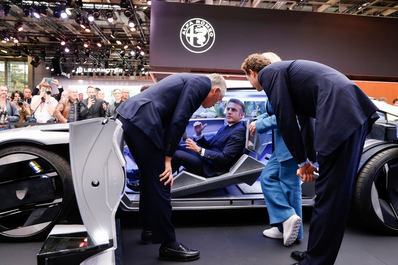 Președintelee Franței, Emmanuel Macron, la Salonul Auto de la Paris. FOTO: Prrofimedia