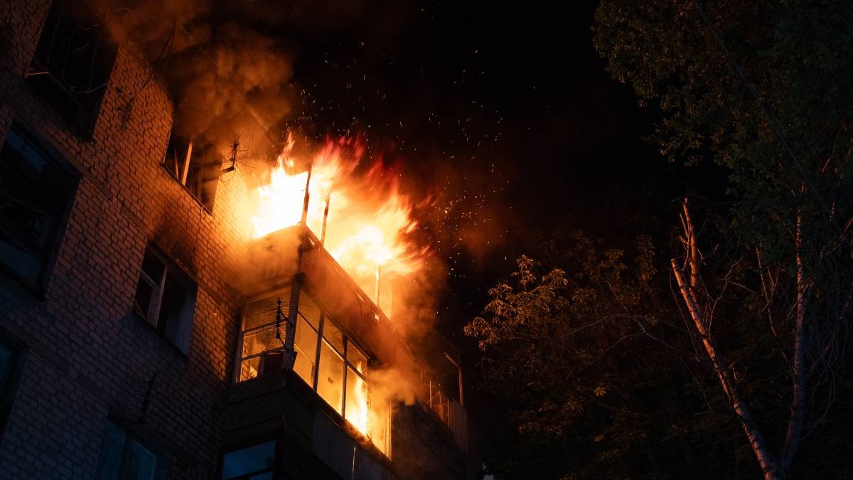 Apartament in flacari dupa explozie, noaptea