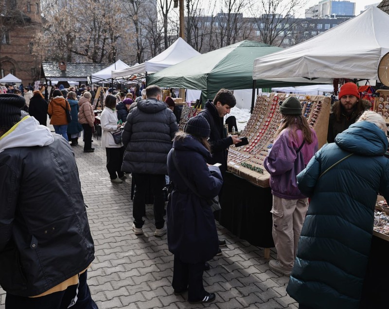 De la mărțișoare handmade la adevărate bijuterii din aur și argint: ce prețuri găsești la Târgul Mărțișorului 2026