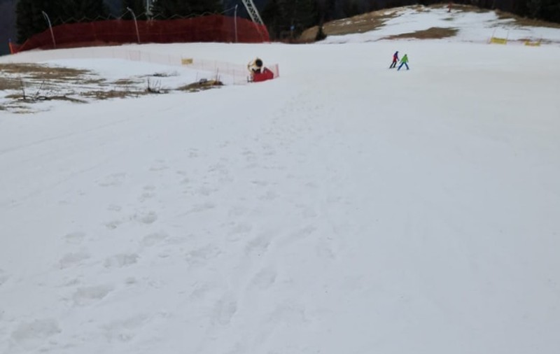 Turiştii din Poiana Braşov, rugaţi să nu mai coboare în bocanci pe pârtie: Poate duce la accidentarea schiorilor