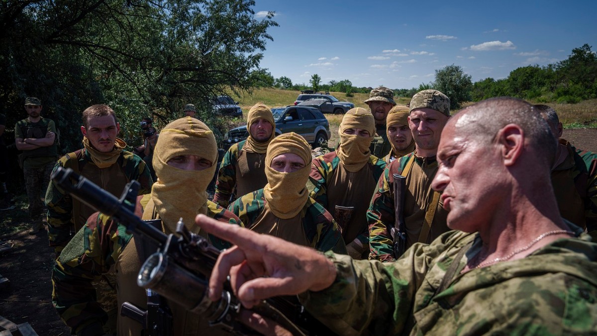 Deținuți ucraineni într-un poligon din Dnipropetrovsk Foto: Profimedia