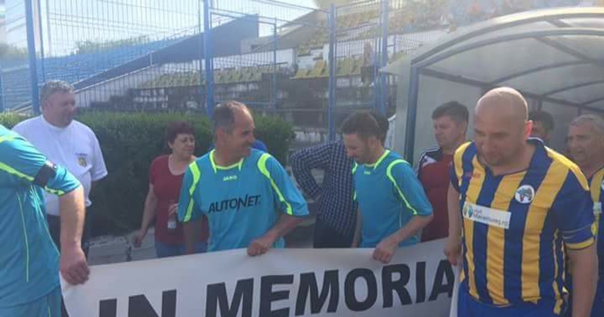Vasile Miriuță și bannerul comemorativ