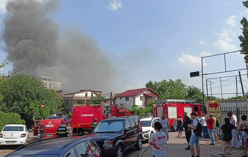 Incendiu în București. Trei case din zona Piața Muncii au fost cuprinse de flăcări