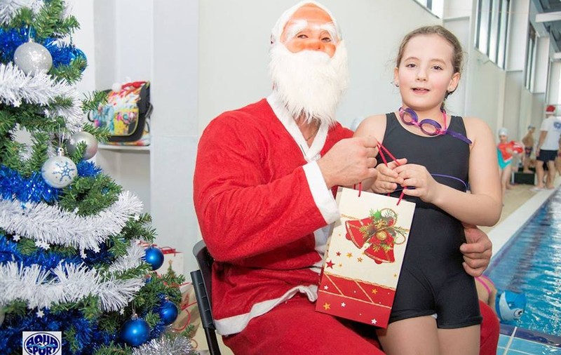 FOTO / Moş Crăciun i-a vizitat pe viitorii campioni ai nataţiei româneşti