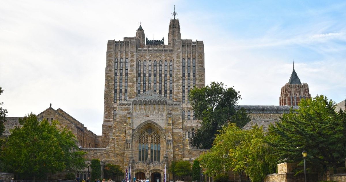 Imagine largă cu campusul universității Yale, din Conneticut, SUA, se vede universitatea, zone cu verdeață si studenți