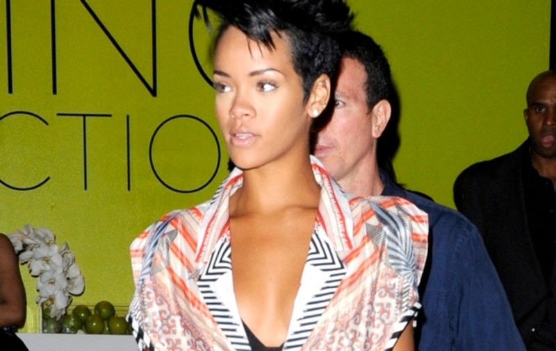 Rihanna învaţă să facă tatuaje