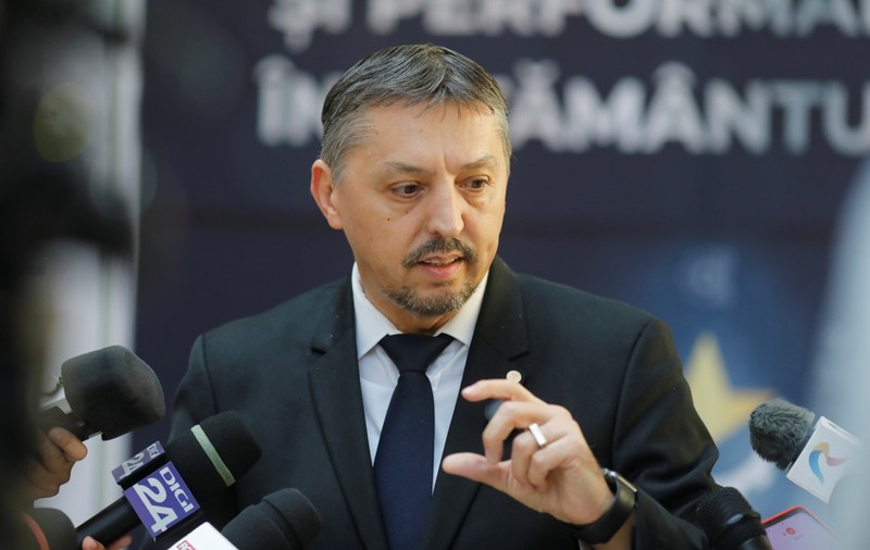 Ministrul Daniel David i-a cerut explicații omologului din Ucraina pentru închiderea mai multor licee cu predare în română