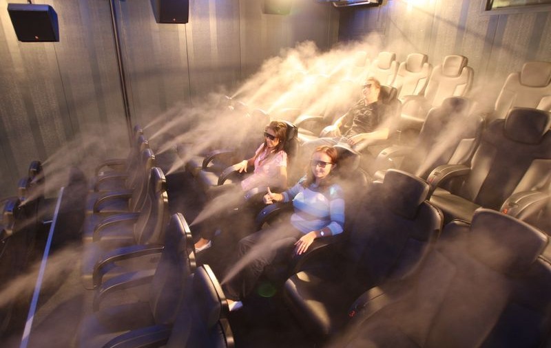 Poftiţi în scaunele mişcătoare, la filme 6D!