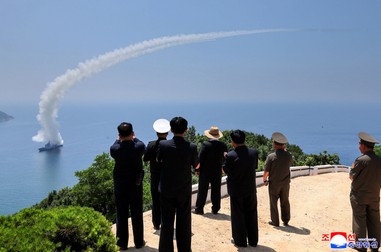 Kim Jong-un testează distrugătorul Kang Kon Foto: Profimedia