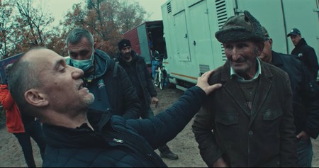 Radu Muntean, în timp ce-i dă explicații regizorale lui Luca Sabin