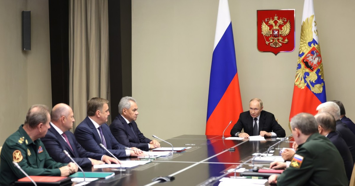 Vladimir Putin discută la reședința sa de la Novo Ogariovo cu oficiali militari, guvernamentali și din serviciile de securitate despre incursiunea ucraineană Foto: Profimedia