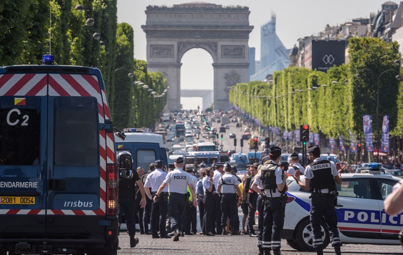 Tentativă de atentat în Paris, pe Champs-Elysees |  Un bărbat înarmat a intrat cu mașina într-o dubă a jandarmeriei