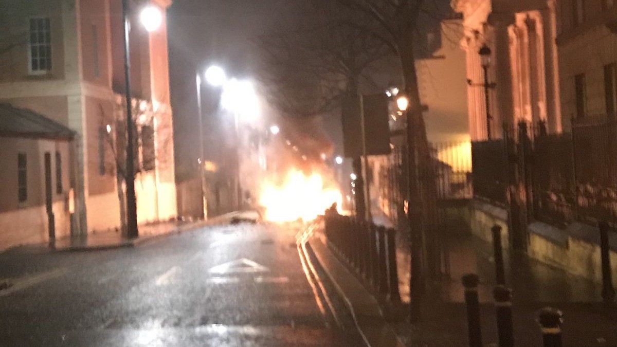 O mașină capcană a explodat într-un oraș din Irlanda de Nord