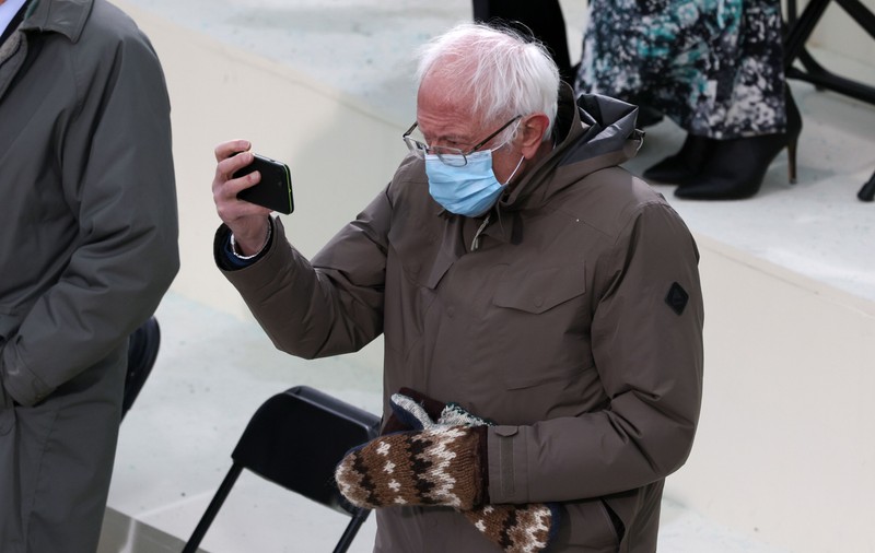 Devenit viral pe internet pentru mănușile purtate la învestirea lui Biden, Bernie Sanders își folosește meme-ul în scopuri caritabile
