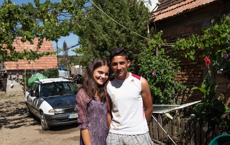 Copiii care abandonează școala. „Cosmin mergea prin sat, la lucru cu ziua, în timp ce eu făceam meditații la matematică”